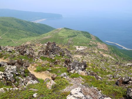 さて、たっぷり休憩したので下ることにしたが、この山はどこを見ても最高の雰囲気で、おまけに海辺まで見えてお得！