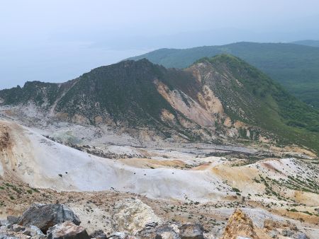 隣にそびえる山のカッコいい山容がよく見える場所があったので撮影しておいた。無理矢理登るとどんな景色が見えるんだろうか？