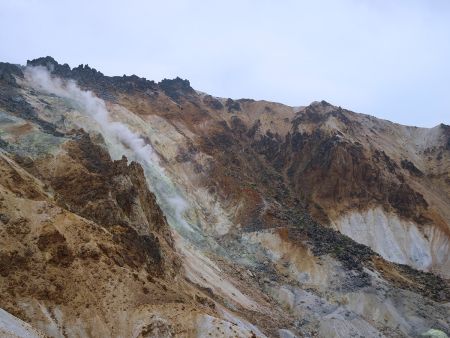 硫黄ガスが噴出しているところをズーム撮影したがよくわからなかったので、少し引き気味で撮影したのがこの写真