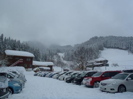わかさ氷ノ山スキー場の駐車場。すごい雪の量かも