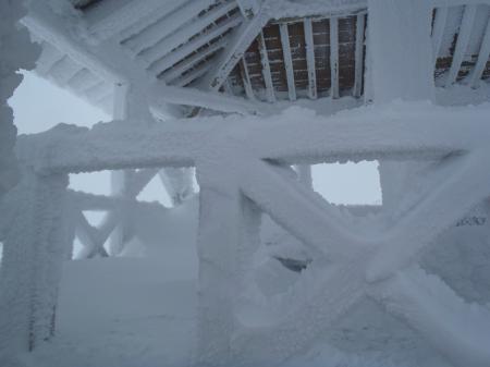 東屋も中まですごい積もっていた。積雪量は2mを軽く超えてるね