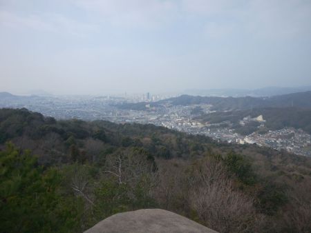 展望地からの昼間の景色。広島市街地のビル群がよく見える