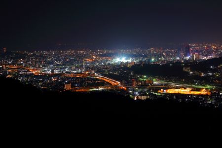 夜景でズーム撮影した広島市内はこんな感じ