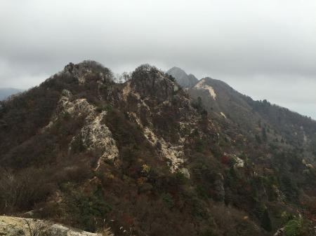 通ってきた岩場のピークを振り返る。向こうに鎌ヶ岳のピーク