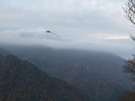 振り返ると雲の浮かんだ鎌ヶ岳