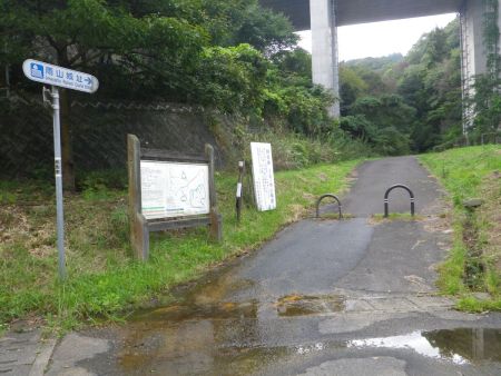 雨山城跡 駐車スペースのあるこの登山口からスタート。自転車は近くに置いておいた