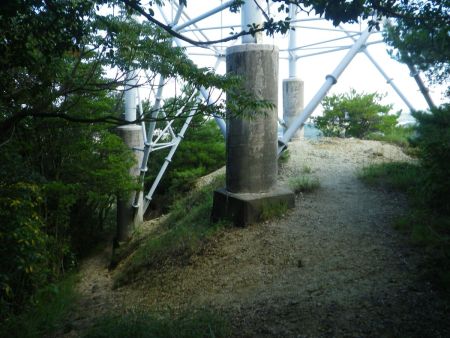 鉄塔を通る。そういえば西ハイキングコースは鉄塔を通った記憶があって、もう一つあったことを思い出した
