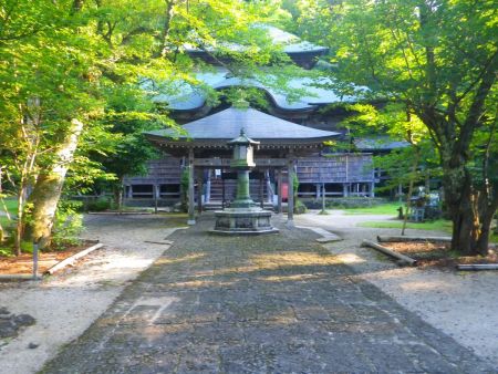 松尾寺の本堂。登山口は本堂を向かって右側の奥にある