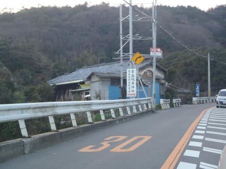 府道4号線・勝尾寺へ方面上り始め。左の看板に従って右手