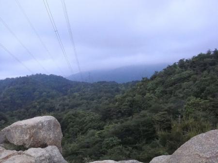 六甲山頂の稜線は雨雲らしきものに覆われていた。しかもこちらに向かってきていたので夜景撮影をやめて下山することにした