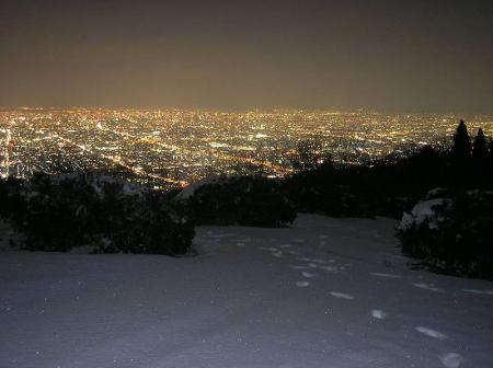 これは私の足跡だけど、夜景と積雪のコラボが本当に素晴らしい