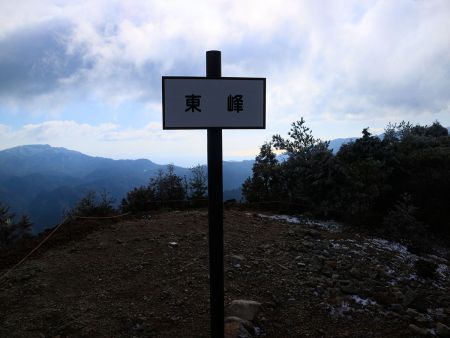銚子ヶ口東峰(1064m)に到着。ここも展望が良いけど、雲が邪魔だったので下山時に撮影することにした