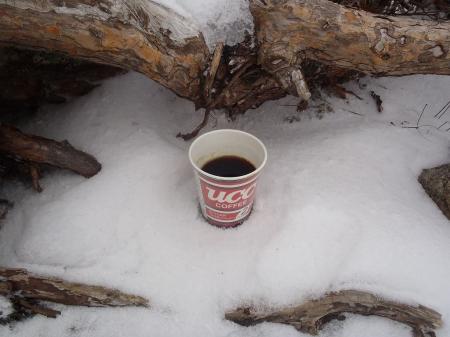 寒い中で温かいコーヒーを飲む