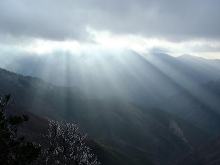 八経ヶ岳は雲で隠れていた。時折さす光が神秘的