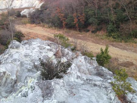 下山はこの作業道のようなところまで岩を下る。下って右へ。