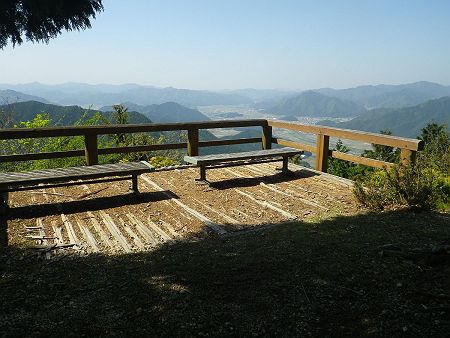 いよいよ展望デッキから景色を望むことにした。丹波・篠山の方面の山ではこれが楽しみなんだよね