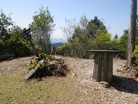 さっさと小野寺山の山頂（645m）に登った。狭いけどベンチが設置してあったので大休憩をとって狸穴の源泉へ下っていこうか考えていた
