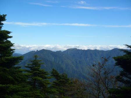 稲村ヶ岳、山上ヶ岳の向こうは雲海になっているので、あっち側だともっとよく見えたのか！？