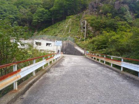 レール始点から2.3kmほど道路歩き、行者還トンネル西口の登山口に到着