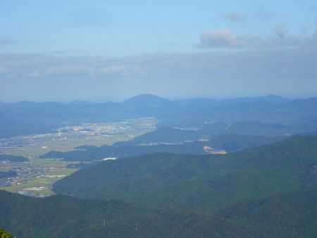 ズームで豊岡市方面を撮影してみると有子山城跡と思われる山が見える。中心の円形になった山が来日岳だろう