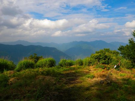日名倉山の山頂からの展望。こっちは北東側だけど後山が見えてるのかな！？