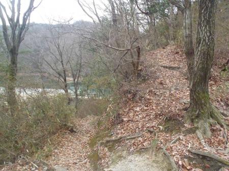 左手の星田新池へ降りていく。右は坂登山への尾根