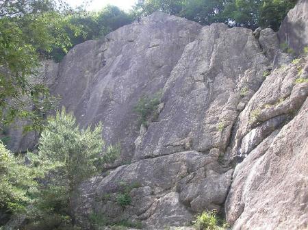 この岩登りは苦労した。高度感があるのと何気に長い