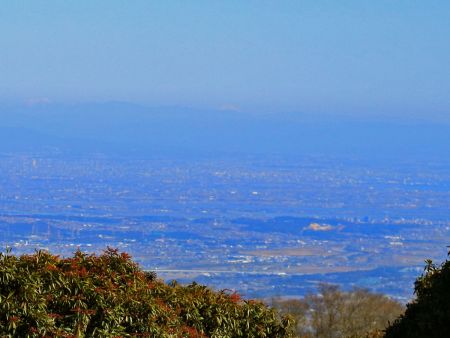 ズームで撮影して画像を拡大してみたけど、中央の白い山はやっぱ富士山なのかな！？