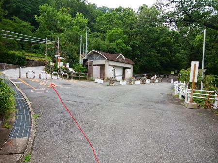 枚岡公園に入ったら生駒山上への道標があるので従って進んでいく