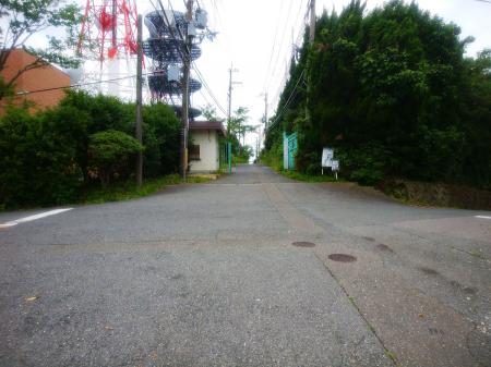 あの緑の柵から生駒山上遊園地に入って行く