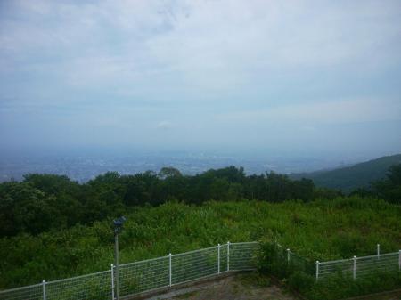 遊園地内の展望地から大阪平野を見てみるけど、今日は霞んでいてほとんど展望なし