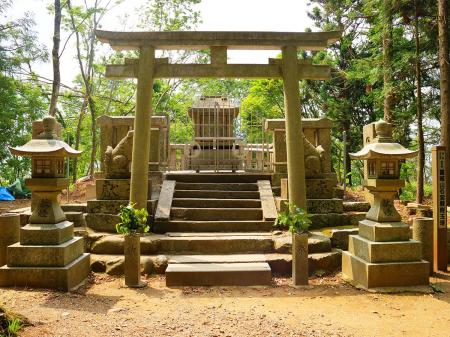 和泉葛城山頂(858m)は鳥居があって何か祀られてる石の宝殿になっている