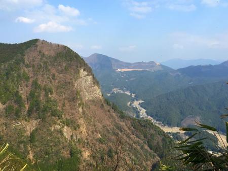 急登で少しマシになったところで登山道の途中で鎧岳の岩壁と曽爾高原が見えた