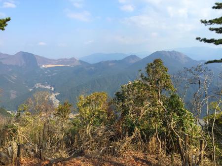 兜岳の山頂からは曽爾高原や日本ボソともう一枚の南側の展望が見える