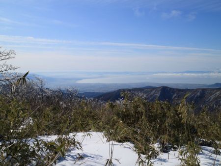 すこし山頂から向こう側に下ったところから琵琶湖がよく見えた