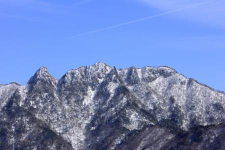 稲村ヶ岳と大日ヶ岳のアップだが雪の山肌が素晴らしい