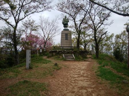 河内飯盛山頂(314.3m)。山頂には楠木正行の銅像