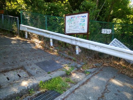 ここを左へ曲がって坂をあがっていく。飯盛山登山道と書かれた看板がある