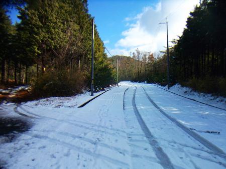道路はすでに雪が凍っていたが、ここでアイゼンを出すのもどうかと思った