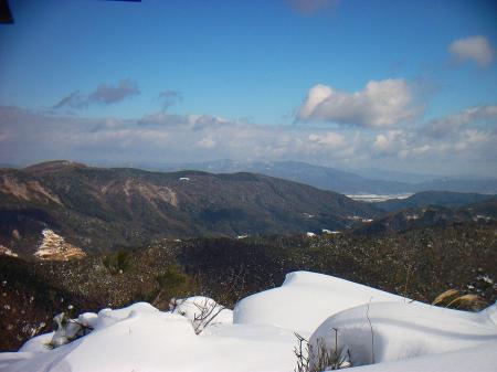 他の山を見渡すけど白くない。積雪があるのは剣尾山付近だけなのかな！？