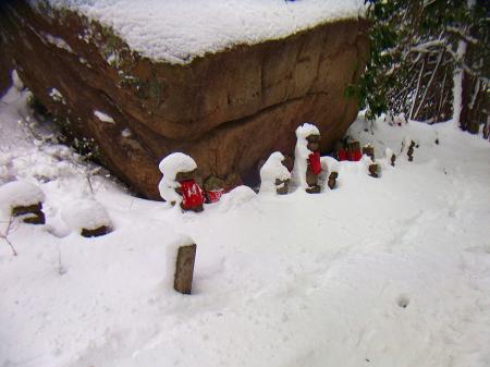 六地蔵の裏側の地蔵のほうは雪がかぶってて可愛らしい感じがした