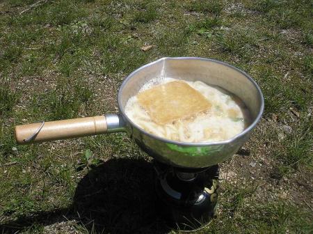 国見城址広場でうどんをして食べる。持っていたコッヘルは小さいので軽い鍋を持ってきた