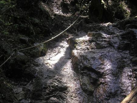 カトラ谷コースは岩場があったりロープ場があったりする