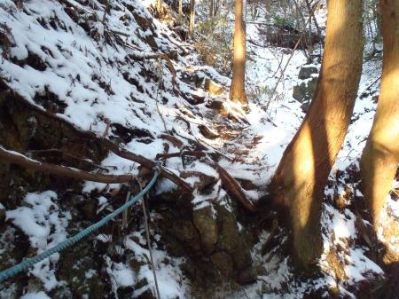ここの岩場も凍っていてツルツル
