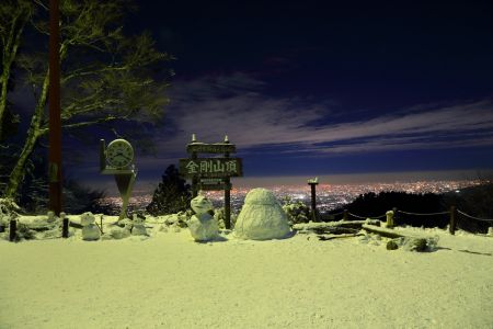 金剛山国見城址から雪とライトアップされた看板とバックに夜景。やっぱ金剛山はこの構図だよね