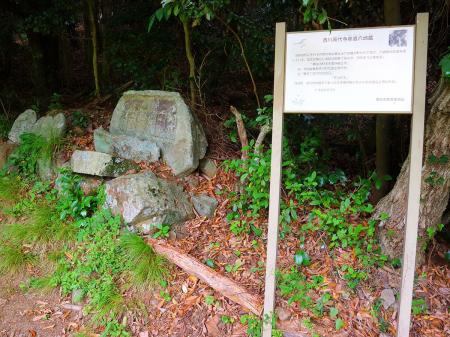 吉川高代寺参道六地蔵というらしいけど、確かに石には地蔵が6つ並んでいる。この先にも6つ地蔵が並んでいた