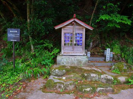 下山時に見てなかった閼伽井神泉に立ち寄ってみたけど、清水なんて湧き出てなかった