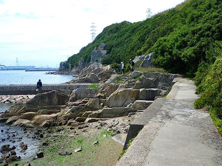 海岸線が終わると岩場の道になる。こんな風に海岸沿いを歩く山行は鳥取県の山陰海岸自然歩道（浦富海岸）だけだったから嬉しくなってきた