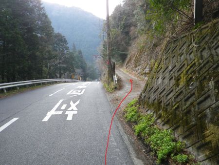 和歌山方面に府道62号線を歩いていくと右手に林道の入口があるので入っていく