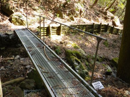 さらにこの橋を渡ってひたすら木の階段を下っていけば林道に出る